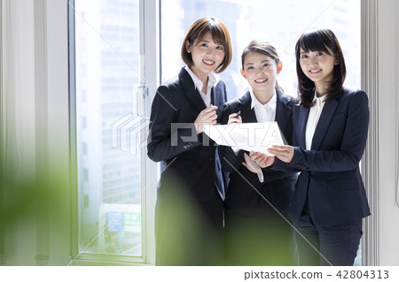 一個女人的西裝團隊 一個女人的西裝團隊 42804313