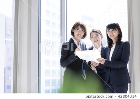一個女人的西裝團隊 一個女人的西裝團隊 42804314