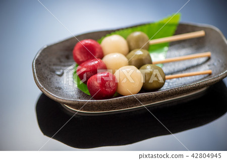 Three-color dumpling flower viewing dumplings Delicious three color dumplings 42804945