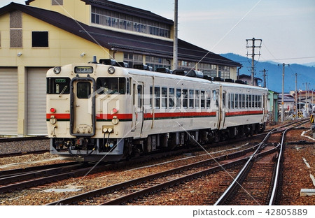 Takayama station ordinary train leaving Takayama station (Kiha 40 series) Takayama station ordinary train leaving Takayama station (Kiha 40 series) 42805889