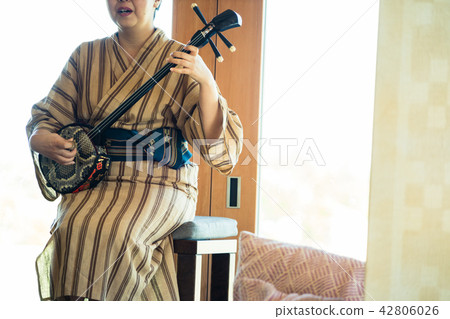 A woman with three lines 42806026