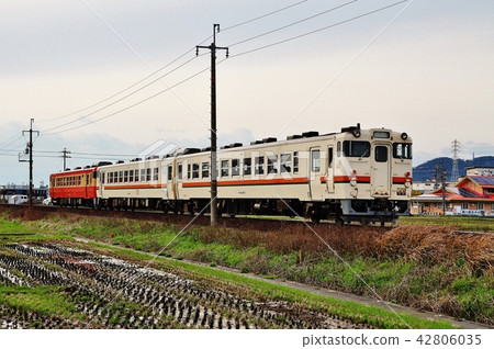 Takayama mainline regular train running between Nagamori and Naga stations (Kiha 40 series) Takayama mainline regular train running between Nagamori and Naga stations (Kiha 40 series) 42806035