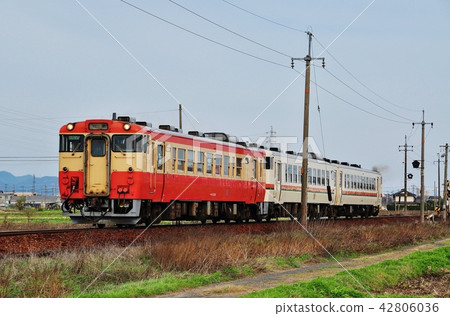 在長森和那加站之間運行的高山幹線定期列車(Kiha 40系列) 在長森和那加站之間運行的高山幹線定期列車(Kiha 40系列) 42806036