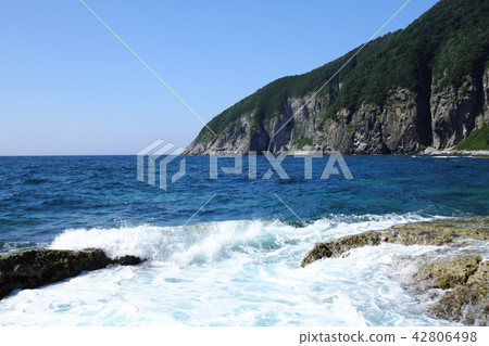 Waves of the Shimokita Peninsula Kyushuura and the Hirakata Strait in the summer Waves of the Shimokita Peninsula Kyushuura and the Hirakata Strait in the summer 42806498