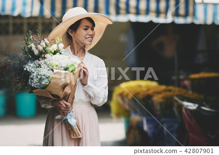 Pretty woman with flowers Pretty woman with flowers 42807901