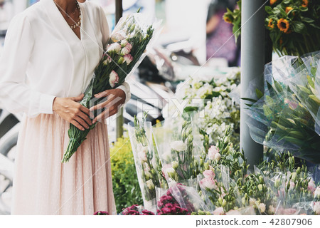 Shopping for flowers Shopping for flowers 42807906