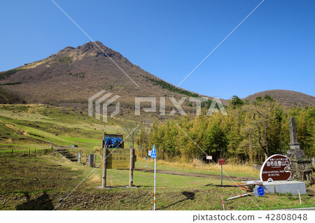 Yufu mountain climbing mouth in the spring of Oita prefecture Yufu mountain climbing mouth in the spring of Oita prefecture 42808048
