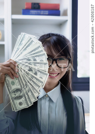 Successful business women are counting money 42808187