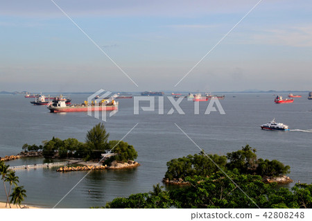 離岸的海灘拍攝在新加坡的貨輪,度假村,聖淘沙島,西羅索海灘隊列 離岸的海灘拍攝在新加坡的貨輪,度假村,聖淘沙島,西羅索海灘隊列 42808248