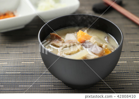 Miso soup with pork and vegetables  42808410
