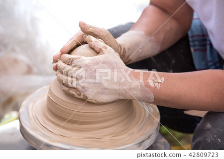 Ceramics wheel work 42809723