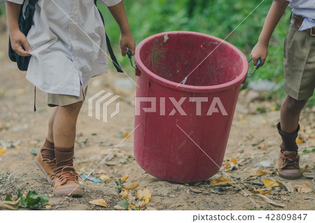 Students help to remove rubbish from classroom  42809847
