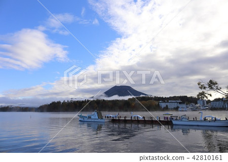 清晨的阿寒湖，北海道釧路市阿寒町 42810161