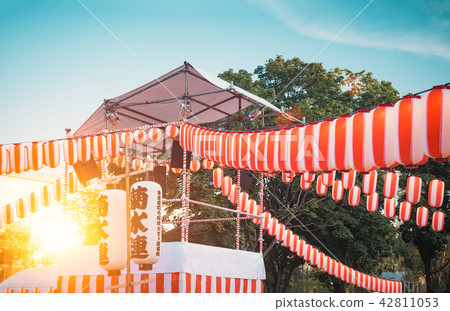 The stage of the Yaguro. Paper red-white lanterns Chochin Scenery for the holiday Obon when people 42811053