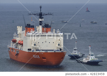 Antarctic research ship, icebreaker Shirase [Summer 2018] Off Yokosuka 42813459