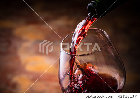 Pour red wine 42816137