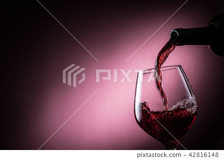 Pour red wine 42816148