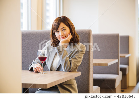 一個人喝酒吧酒吧緣故女商人 42816645