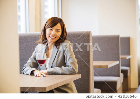 一個人喝酒吧酒吧緣故女商人 42816646