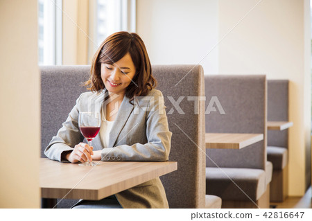 一個人喝酒吧酒吧緣故女商人 42816647