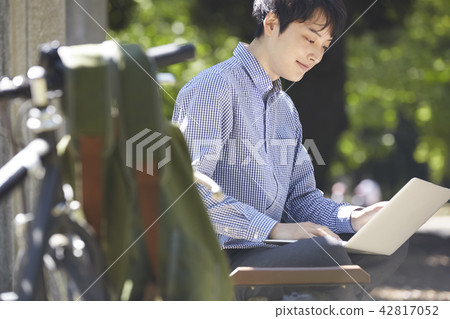 公園電腦男 42817052