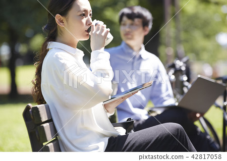 Park tablet woman 42817058