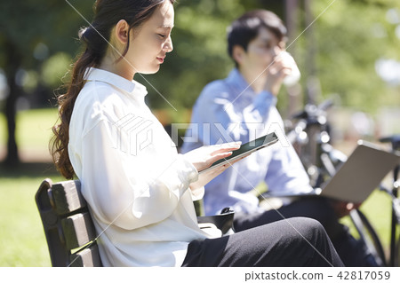 公園平板電腦的女 42817059