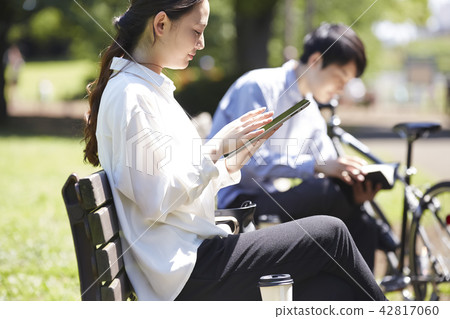 公園平板電腦的女 公園平板電腦的女 42817060
