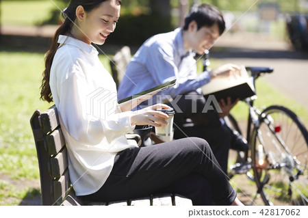 公園平板電腦的女 公園平板電腦的女 42817062