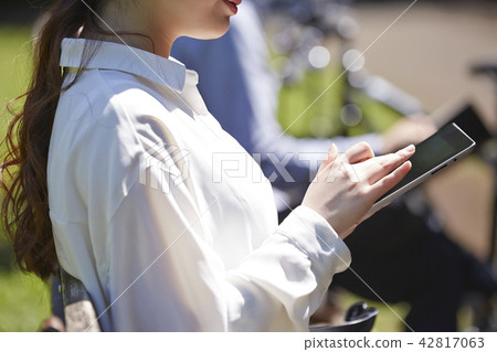 公園平板電腦的女 公園平板電腦的女 42817063