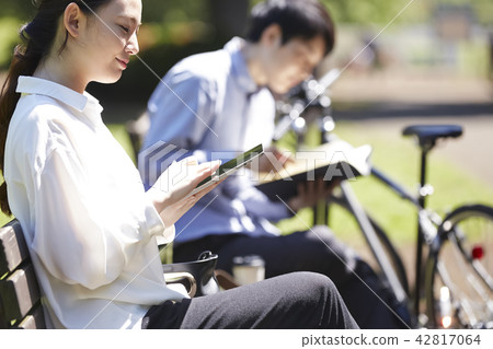 Park tablet woman Park tablet woman 42817064