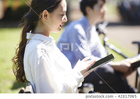 Park tablet woman Park tablet woman 42817065
