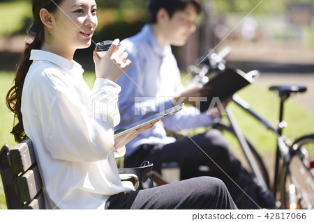 公園平板電腦的女 公園平板電腦的女 42817066