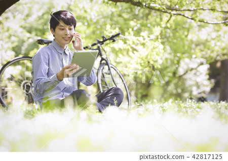 公園平板電腦男 42817125