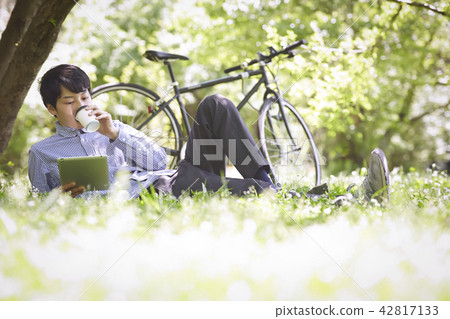 公園平板電腦男 公園平板電腦男 42817133