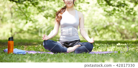 公園瑜伽女性 42817330