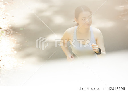 公園女子跑步 42817396