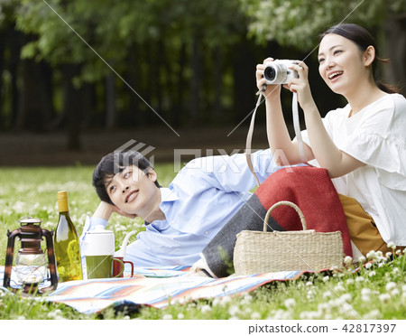 公園夫婦野餐 42817397