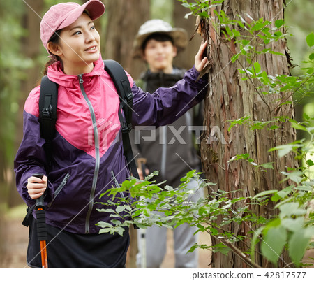 Men and women outdoor leisure Men and women outdoor leisure 42817577