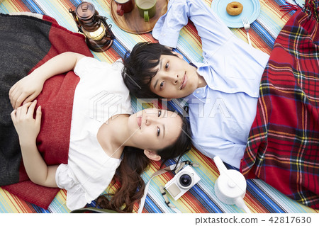 Park couple picnic 42817630