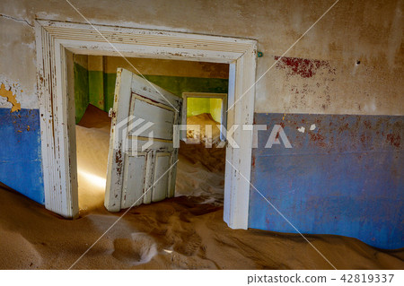 Sand has invaded and taken over these rooms in Kol 42819337