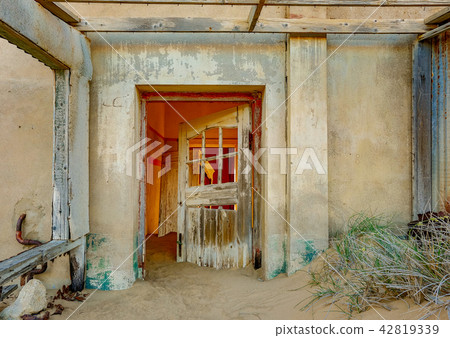 Sand has invaded and taken over these rooms in Kol Sand has invaded and taken over these rooms in Kol 42819339