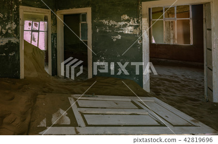 Sand has invaded and taken over these rooms in Kol 42819696