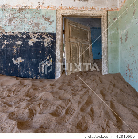 Sand has invaded and taken over these rooms in Kol 42819699