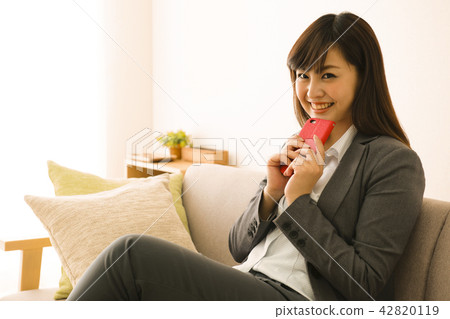 Sumaho女商人放鬆生活沙發生活方式 42820119