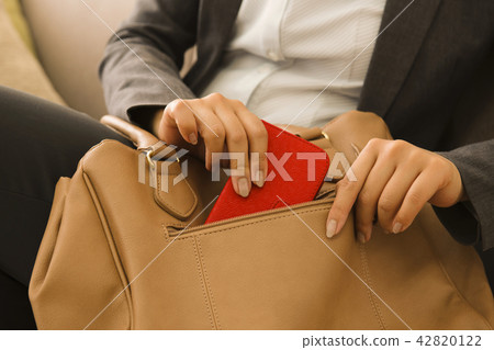 Sumaho notebook Business woman relaxing living sofa lifestyle woman looking for belongings Sumaho notebook Business woman relaxing living sofa lifestyle woman looking for belongings 42820122