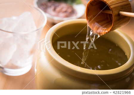 Pour shochu 42821966