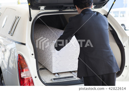 Image of the staff of the funeral hall 42822614