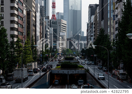 Tokyo's hustle and bustle town and the main road Ginza Dong 2-chome intersection 2018.08 Medium telephoto 42822795