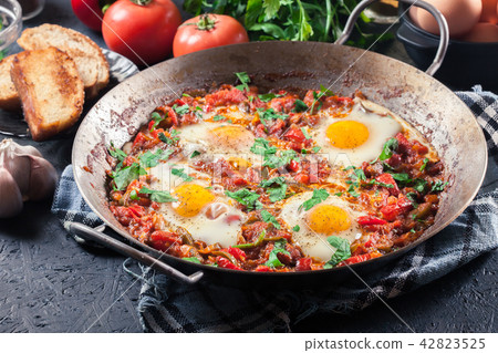 Shakshuka in a frying pan 42823525
